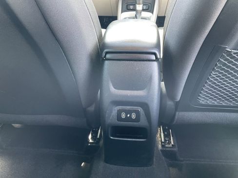 Used 2025 Hyundai Venue SEL image 35