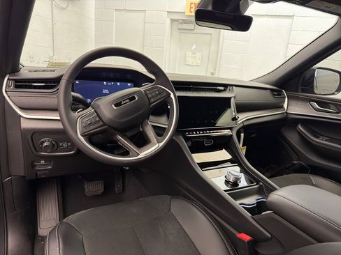 New 2026 Jeep Grand Cherokee Altitude image 9
