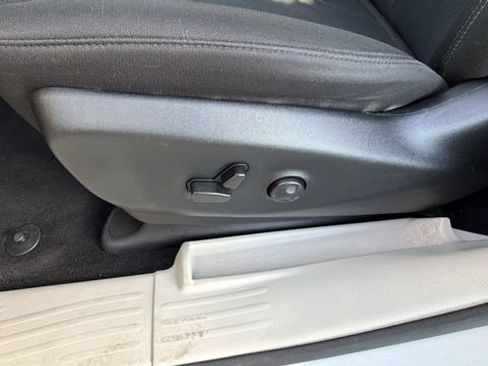 Used 2023 Chrysler Voyager LX image 18