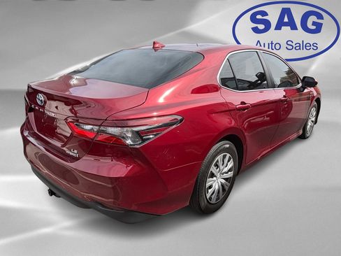 Used 2021 Toyota Camry LE image 3