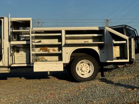 Used 2016 Ford F550 2WD Regular Cab Super Duty image 13