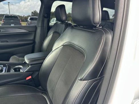 Used 2024 Jeep Grand Cherokee L Altitude RWD image 13
