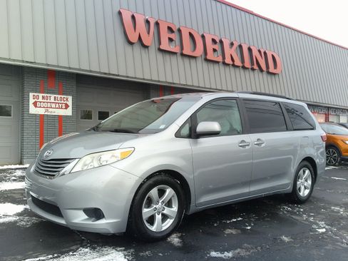 Used 2015 Toyota Sienna LE image 1