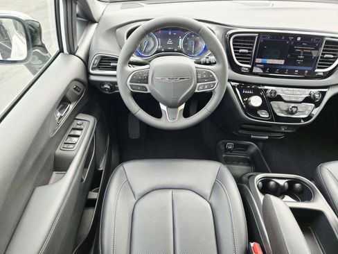 Used 2026 Chrysler Pacifica Select FWD image 11