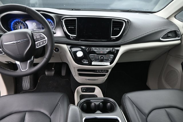 Used 2024 Chrysler Pacifica Touring-L AWD/4WD image 10