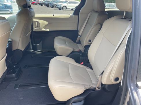 Used 2024 Toyota Sienna XLE FWD image 12