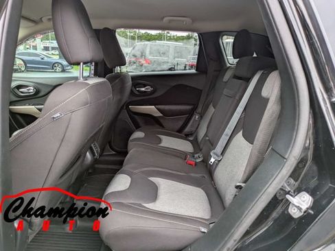Used 2018 Jeep Cherokee Latitude FWD image 17