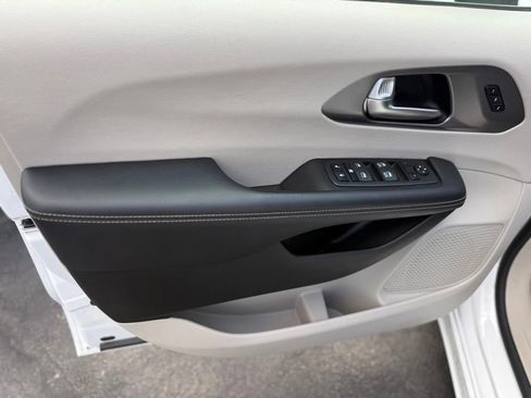 Used 2023 Chrysler Pacifica Touring-L FWD image 10