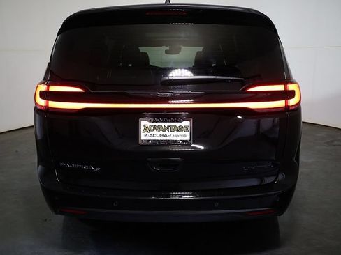 Used 2025 Chrysler Pacifica Limited FWD image 10