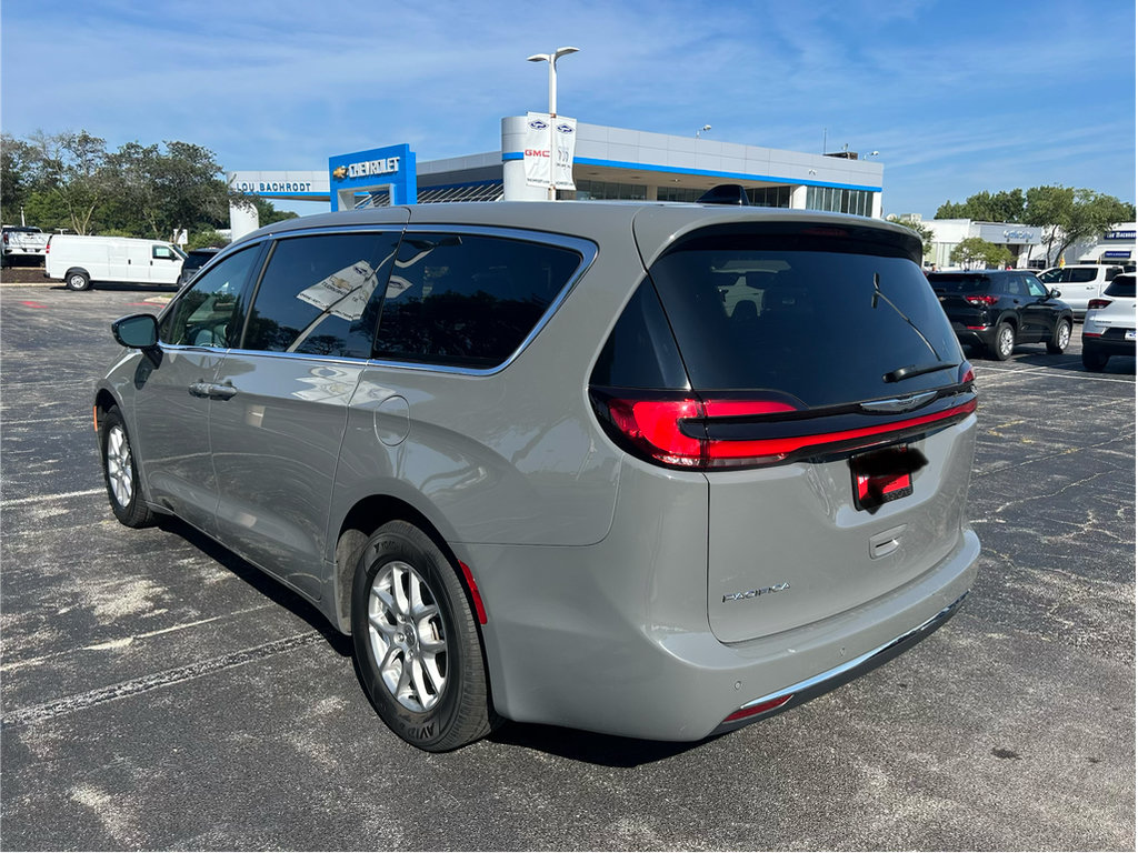Used 2025 Chrysler Pacifica Select FWD image 7