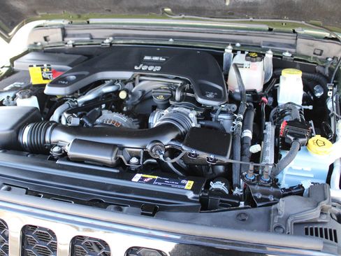 Certified 2021 Jeep Gladiator Willys image 19