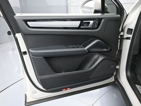 Certified 2023 Porsche Cayenne Platinum Edition image 15