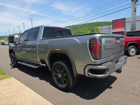 Used 2024 GMC Sierra 2500 AT4 w/ Technology Package AWD/4WD image 6