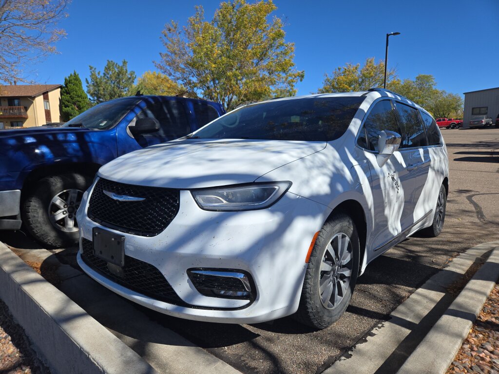 Used 2021 Chrysler Pacifica Limited w/ Uconnect Theater Family Group FWD image 2
