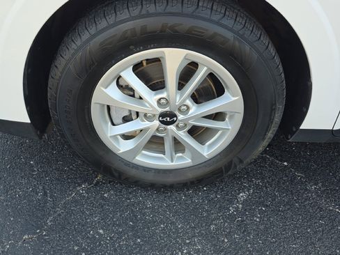 Used 2024 Kia Carnival LX FWD image 10