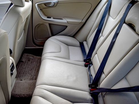 Used 2015 Volvo V60 T5 Premier image 15