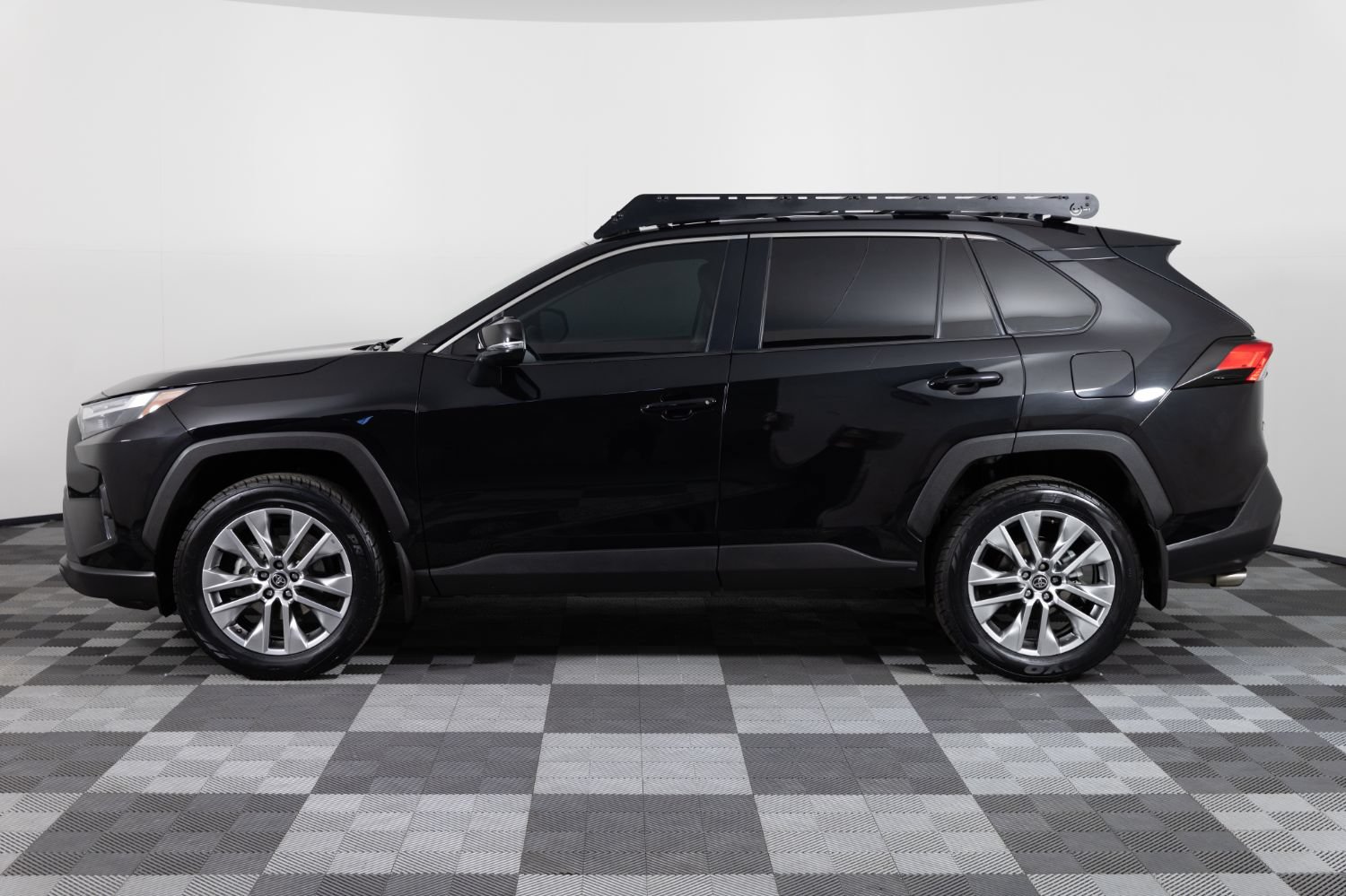Used 2022 Toyota RAV4 XLE Premium AWD/4WD image 3