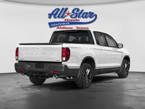 Used 2025 Honda Ridgeline Sport image 2
