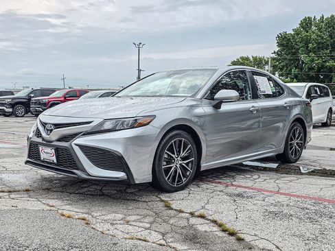 Used 2023 Toyota Camry SE FWD image 3
