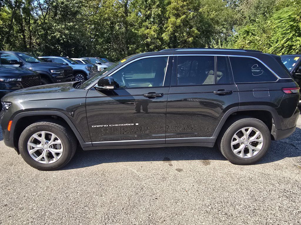 Used 2023 Jeep Grand Cherokee Limited w/ Luxury Tech Group II AWD/4WD image 3