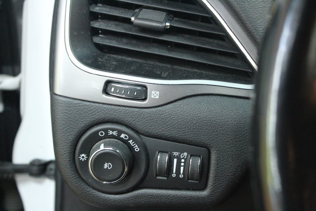 Used 2019 Jeep Cherokee Latitude w/ Cold Weather Group FWD image 15