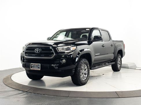 Used 2016 Toyota Tacoma SR5 w/ Exterior Package AWD/4WD image 3