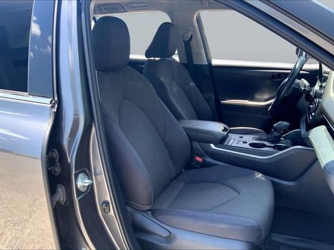 Used 2022 Toyota Highlander LE FWD image 9