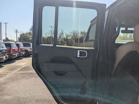 Used 2018 Jeep Wrangler Unlimited Rubicon image 24