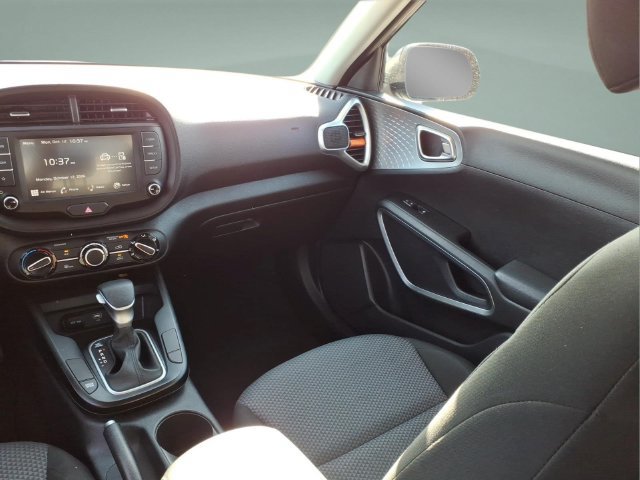 Used 2025 Kia Soul LX w/ LX Technology Package FWD image 16