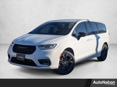 New 2026 Chrysler Pacifica Select