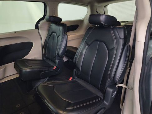 Used 2023 Chrysler Pacifica Touring-L image 14