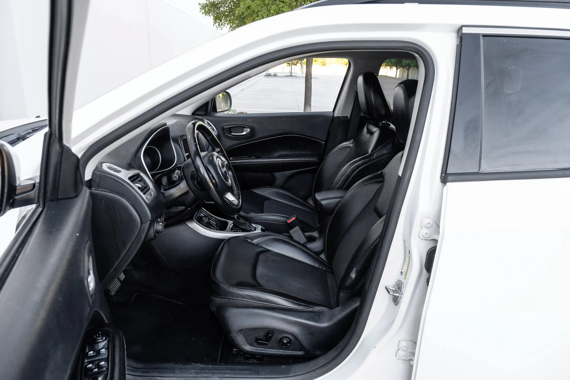 Used 2018 Jeep Compass Latitude w/ Popular Equipment Group AWD/4WD image 4