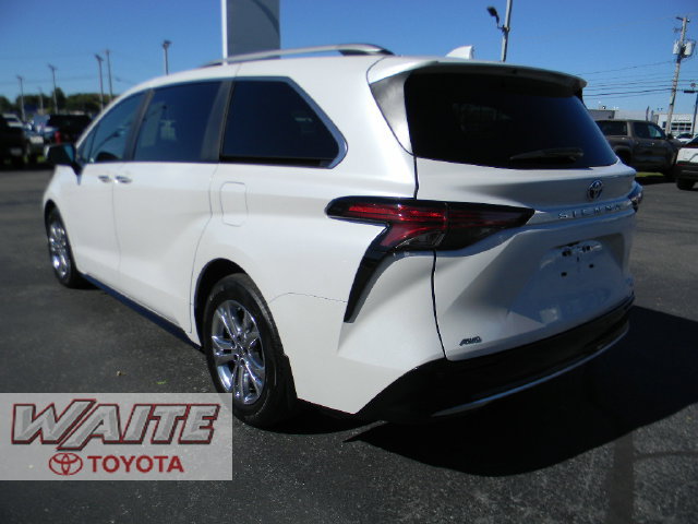 Certified 2024 Toyota Sienna Platinum AWD/4WD image 4