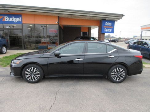 Used 2024 Nissan Altima 2.5 SV image 2