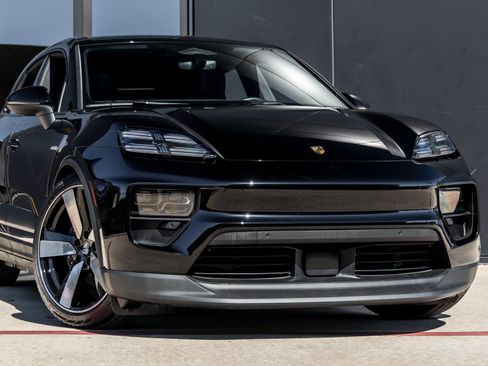Certified 2025 Porsche Macan Electric image 9