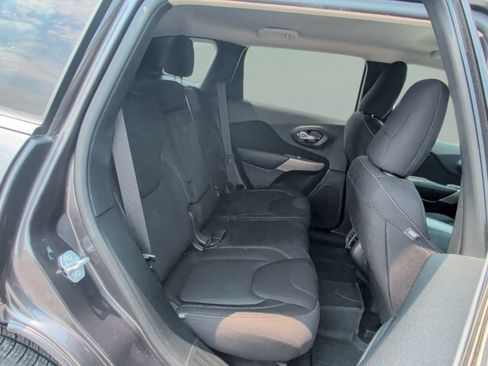 Used 2017 Jeep Cherokee Latitude w/ Comfort & Sound Group FWD image 34