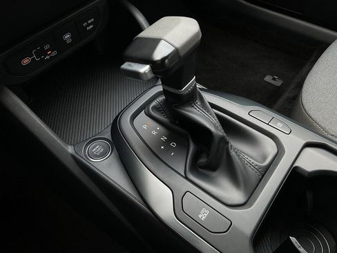 Used 2025 Kia K4 LXS image 32