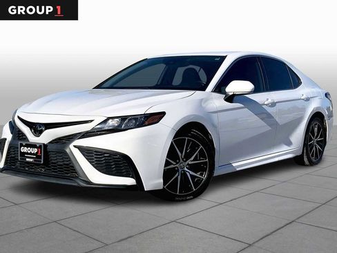 Used 2023 Toyota Camry SE image 1