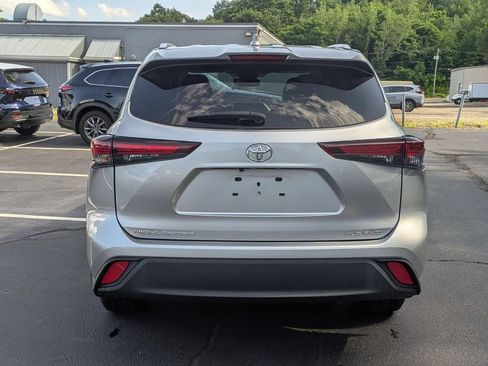 Used 2024 Toyota Highlander XLE AWD/4WD image 3