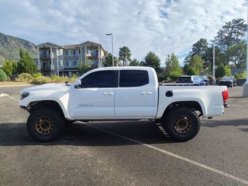 Used 2017 Toyota Tacoma TRD Sport AWD/4WD image 6