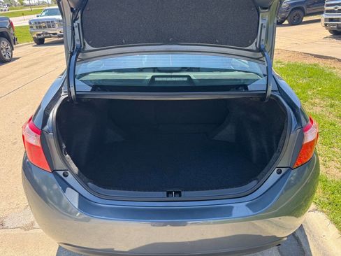 Used 2018 Toyota Corolla LE FWD image 13