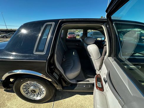 Used 1997 Lincoln Town Car Executive image 50