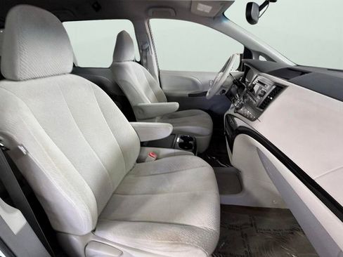 Used 2013 Toyota Sienna LE FWD image 37