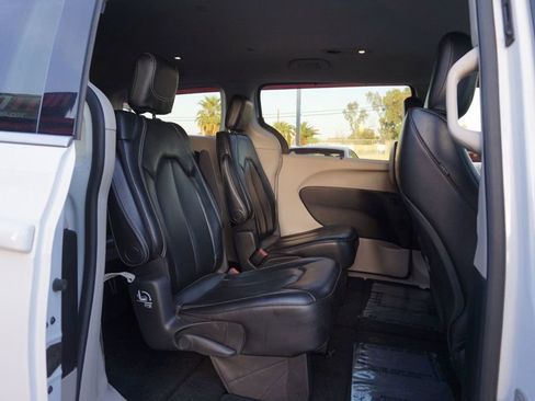 Used 2021 Chrysler Voyager Lxi image 20
