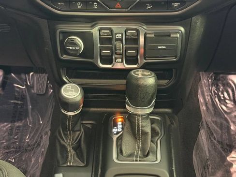 Used 2020 Jeep Wrangler Unlimited Sahara AWD/4WD image 19