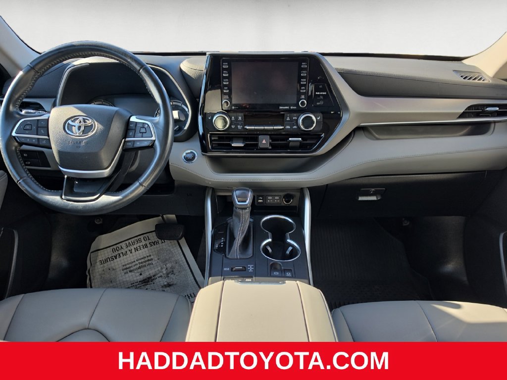 Used 2022 Toyota Highlander XLE AWD/4WD image 11
