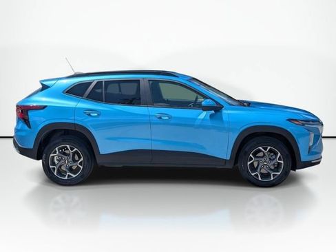 Used 2025 Chevrolet Trax LT FWD image 6
