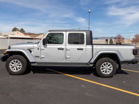 Used 2023 Jeep Gladiator Sport image 7