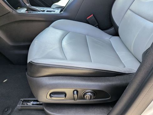 Used 2018 Chevrolet Equinox Premier FWD image 23