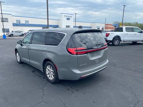 Used 2025 Chrysler Pacifica Select FWD image 3